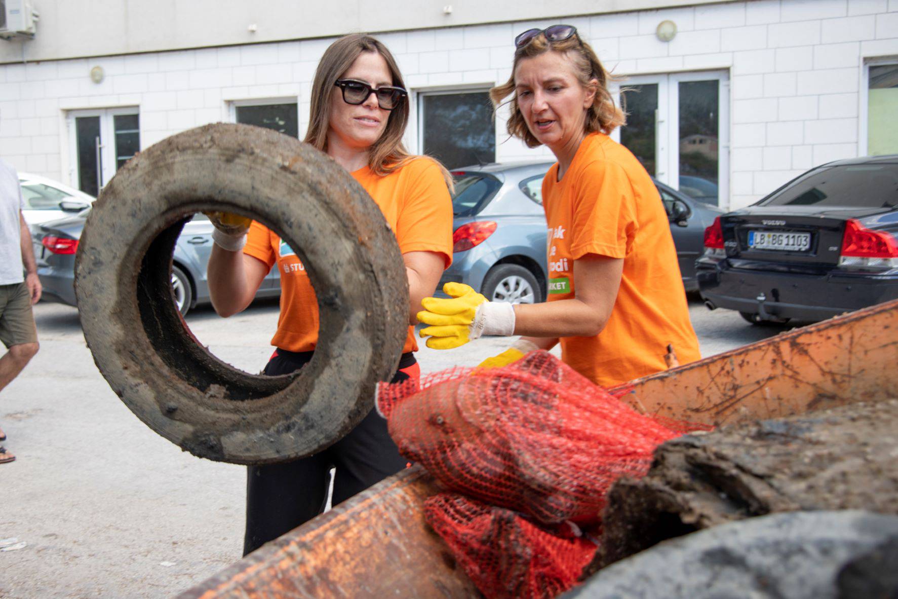 Studenac i ronioci iz Ploča uklonili više od 10 kubika otpada s dna plaže Portina