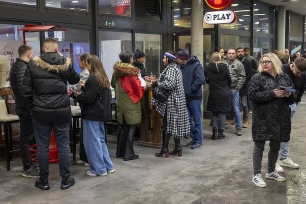 Osijek: Gužva ispred SD Gradski vrt, koncert Thompsona prvi u nizu dvoranskih koncerata.
