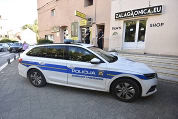 U &Scaron;ibeniku no&zcaron;em ubijen mladi&cacute;, djevojka se bori za &zcaron;ivot