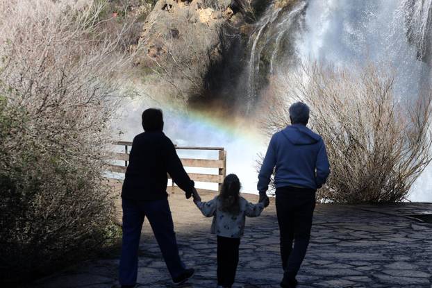 Knin: Slap Kr?i?, poznatiji kao Topoljski buk ili Veliki buk ukrašen dugom