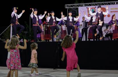 FOTO Folklorne grupe iz cijelog svijeta zaplesale u Podstrani