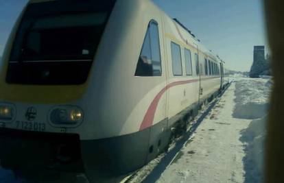 Vlak se zabio u snijeg koji je na prugu nagurala ralica