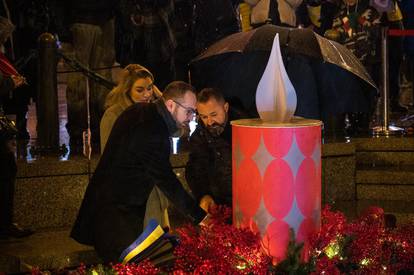 Zagreb: Gradonačelnik Tomašević i Nikolina Brnjac upalili prvu adventsku svijeću na Manduševcu