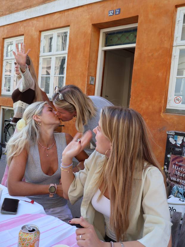 FOTO Norveški je izbornik slavio prolaz, a njegova kći zapalila Instagram fotkama u bikiniju