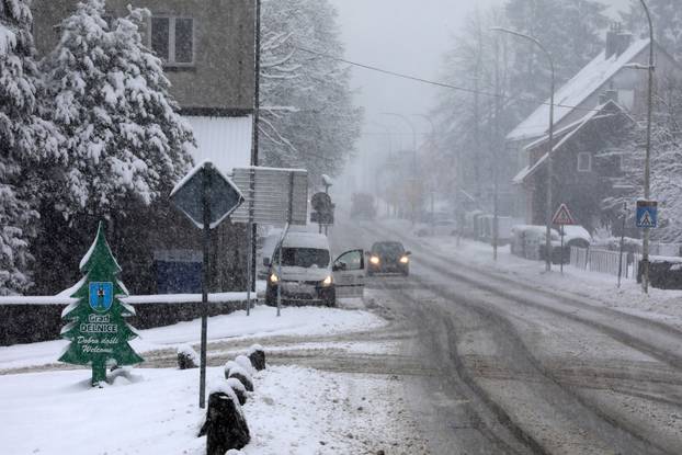 Delnice: Snijeg i jak vjetar otežavaju promet