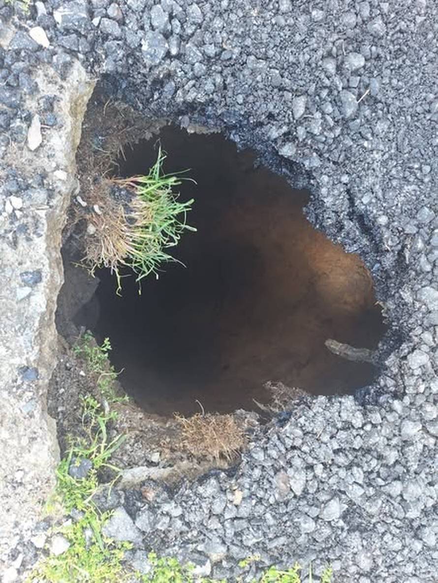 ŠOK U LOVASU Golema rupetina se otvorila u betonu: 'Duboka je čak 10 metara, budite oprezni!'