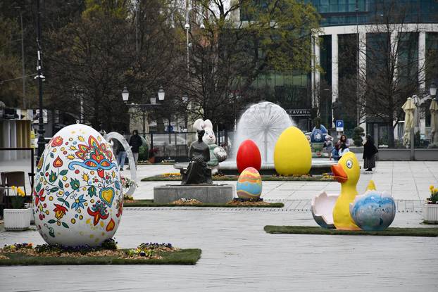 Slavonski Brod: Središnji gradski trg ukrašen velikim pisanicama