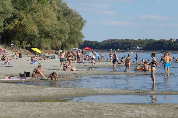 Vukovar: Građani iskoristili vruće ljetne dane za odmor na Vukovarskoj Adi 
