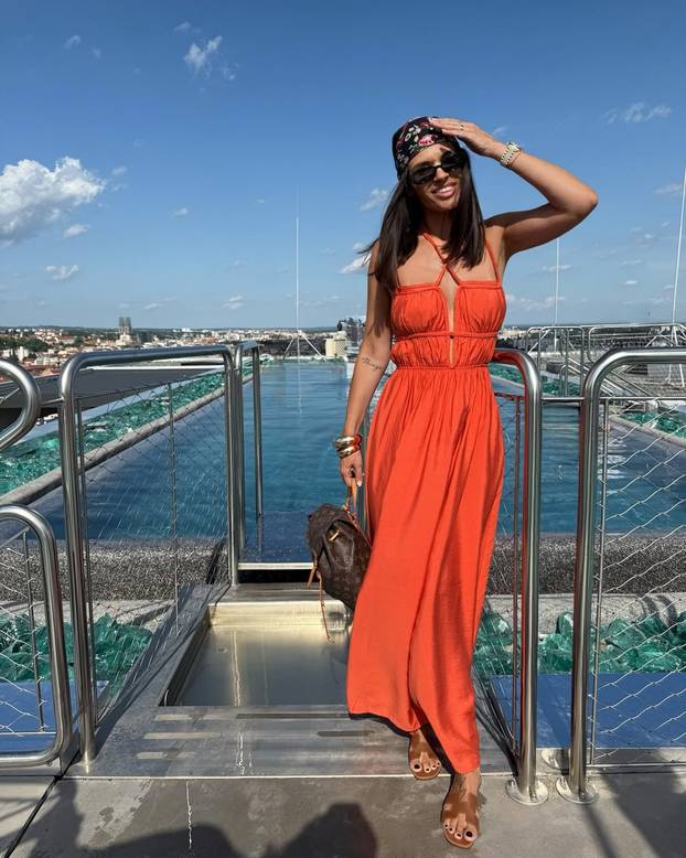 Supruga bivšeg dinamovca je zabljesnula na crvenom tepihu: Hvali se i fotkama u badiću!