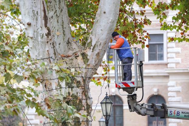 Zagreb: Zasvjetlile prve adventske lampice u parku Zrinjevac