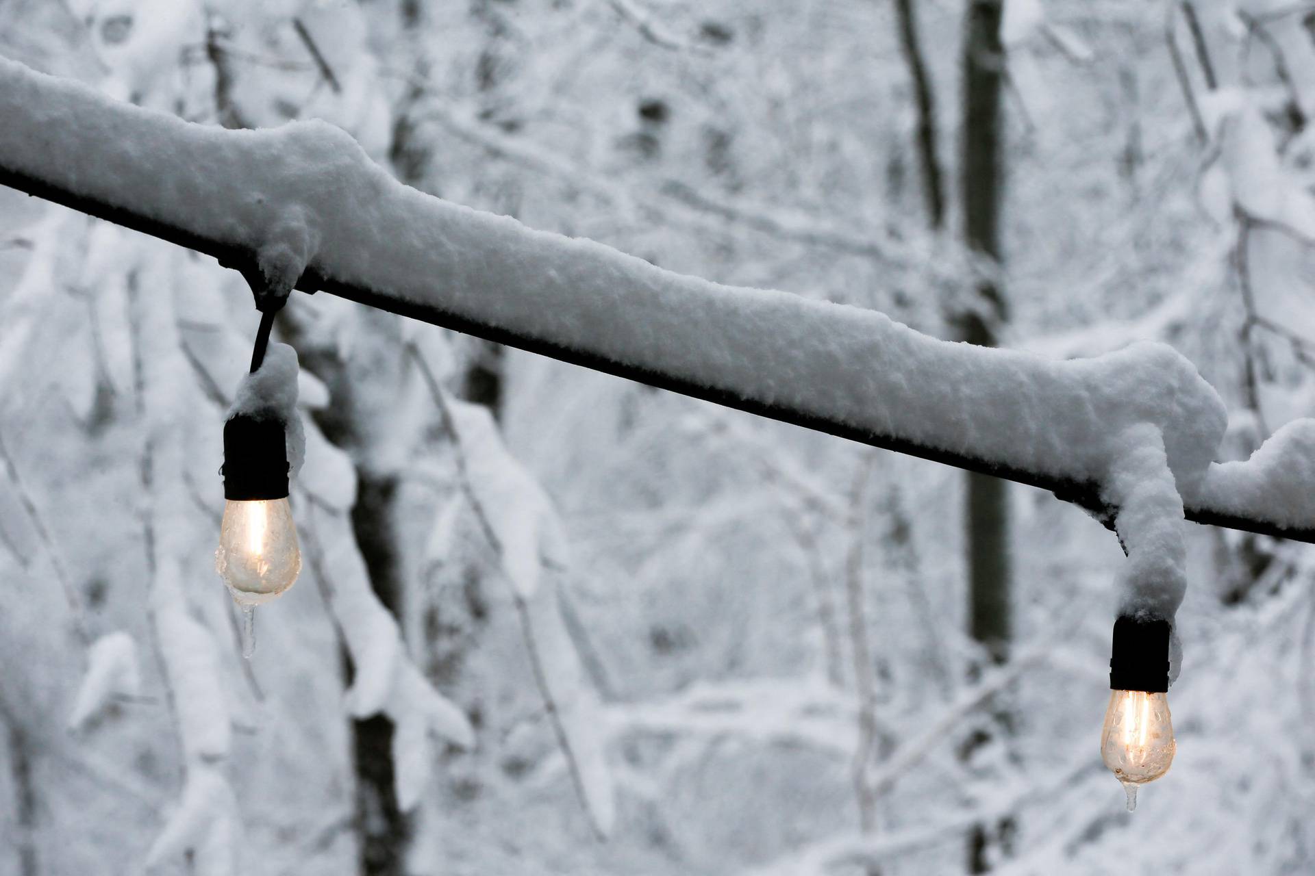 The first winter snowstorm of the season brings snowfall of 5-10 inches to the Washington area