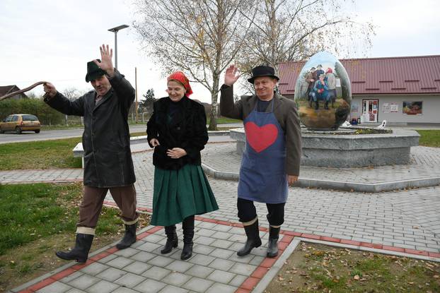Sigetec: U selu gdje su se snimali popularni Gruntovčani postavljena pisanica s njihovim likovima
