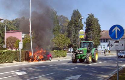 Golf potpuno izgorio, vozača koji se zabio u stup su priveli