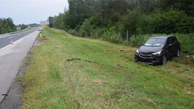 Nesreća na A3: Udario u drugi auto pa sletio na žičanu ogradu. Putnica (75) teško ozlijeđena