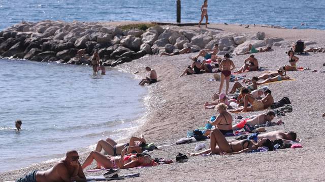 Split: Brojni građani sunčan dan proveli na plaži