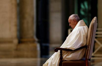 Papa Franjo bez prisutnosti vjernika predvodi križni put