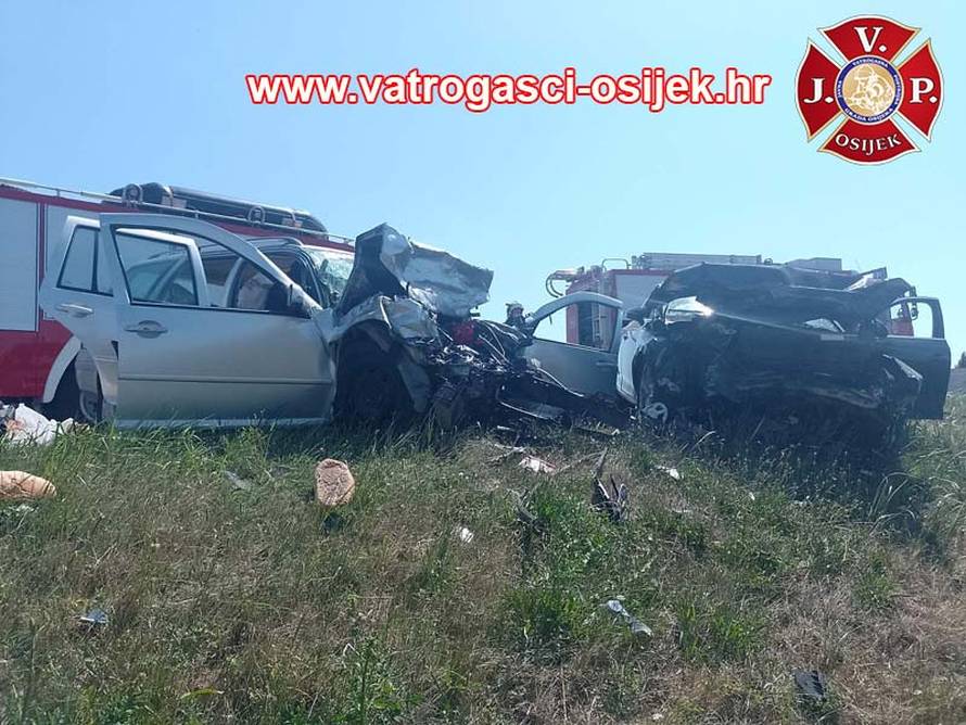 Užas! Uznemirujuće fotografije: Čovjek poginuo na licu mjesta, a auto se od siline skroz smrskao