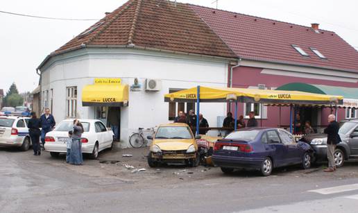 Oduzeo mu prednost pa su se sudarili i oštetili još dva auta