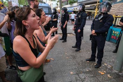 FOTO Bizarne scene u Barceloni: Turisti piju kavu, prosvjednici ih špricaju. Sve je puno policije...