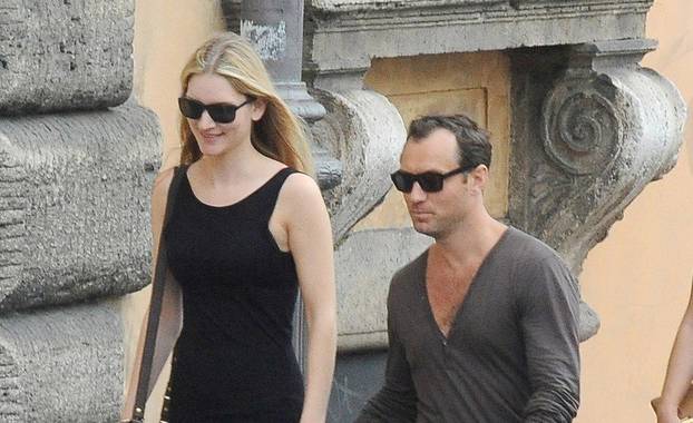 JUDE LAW AND GIRLFRIEND IN ROME