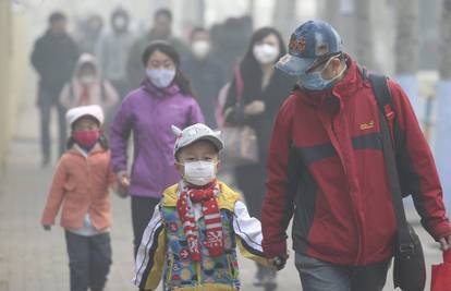 Prekrio ih gusti otrovni smog: Bolnice pune, a maski nema...