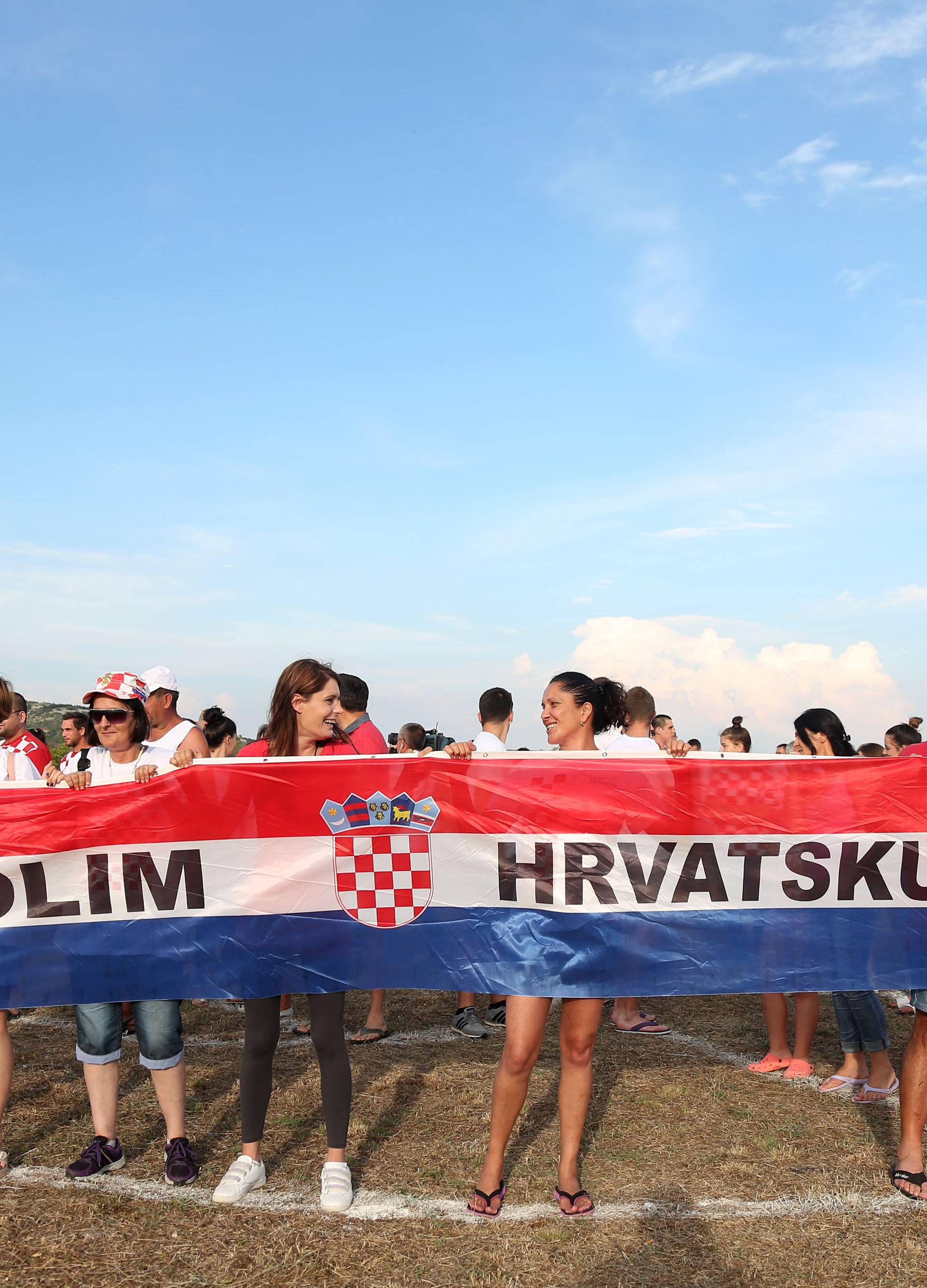 Navijači iscrtali oblik Danijela Subašića i poruku za Ćustića