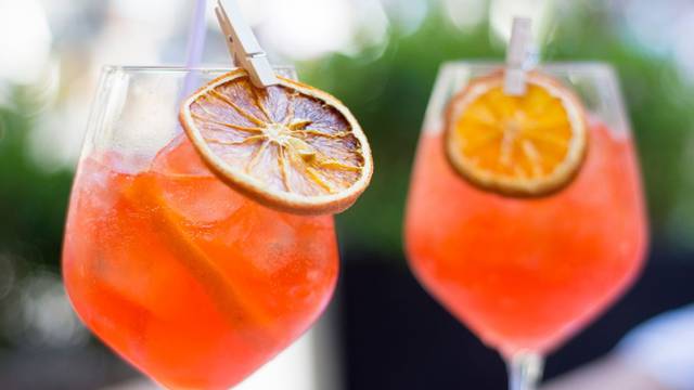 Napravite svoj fotogenični ljetni koktel - fini Rose Aperol Spritz