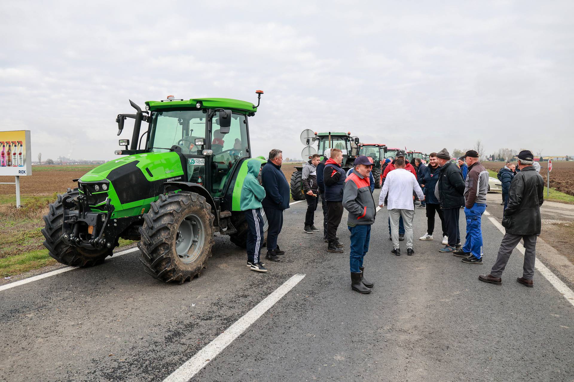 Nezadovoljni seljaci jutros blokirali prometnice i granični prijelaz Županja - Orašje