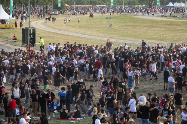 Zagreb: Stvaraju se ogromne gužve na samom ulazu na koncert Thompsoona