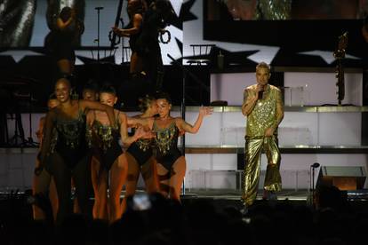 Pula: Robbie Williams održao koncert u popunjenoj pulskoj Areni