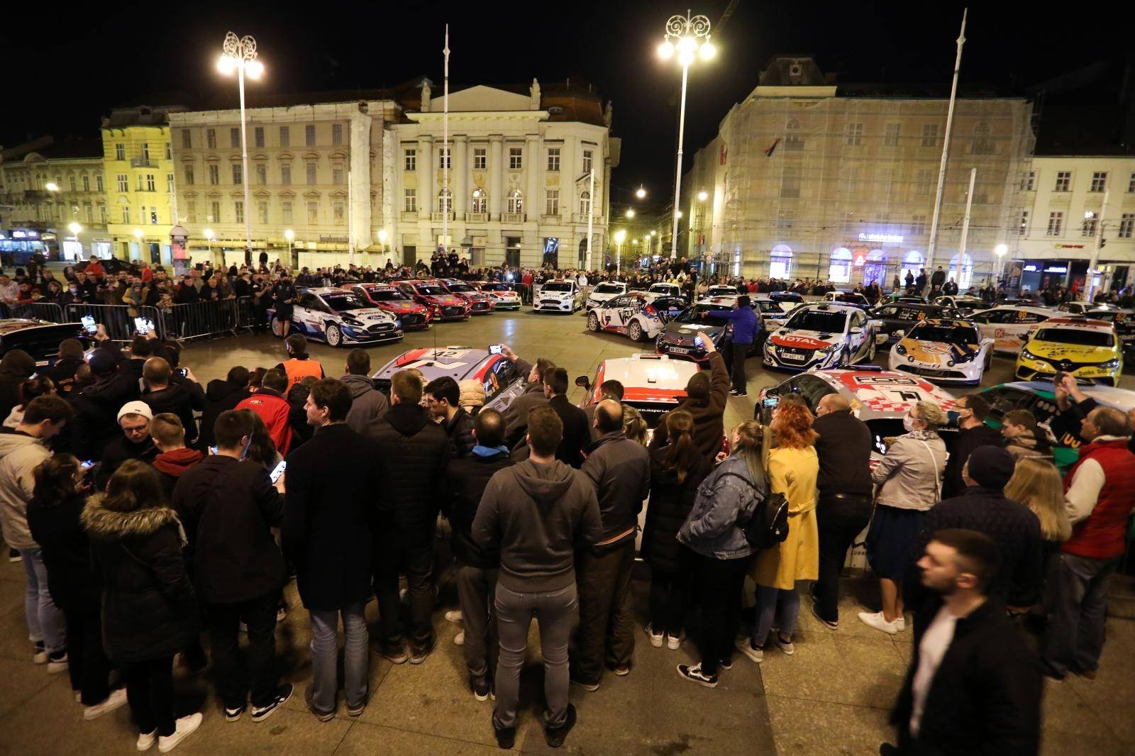 Zagreb: WRC automobili  na glavom gradskom trgu privukli veliku pažnju građana