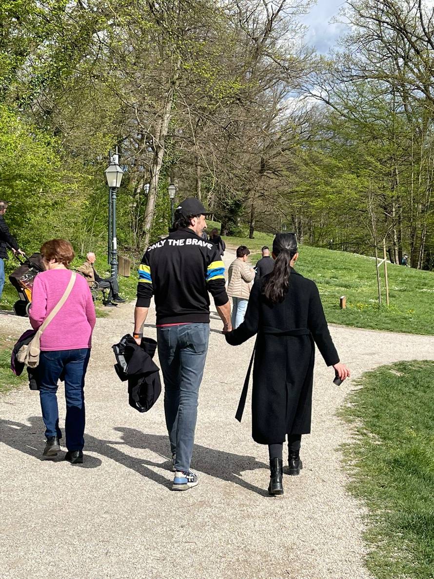 VIDEO Krepela i Miletić šetali su držeći se za ruke pa su poslušali duhovnu glazbu: 'Zapali nas!'