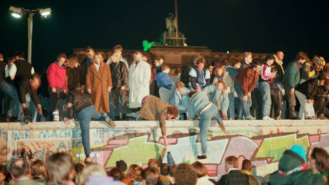 Berlin 9.11.1989 Berliner stürmen Mauer / Foto