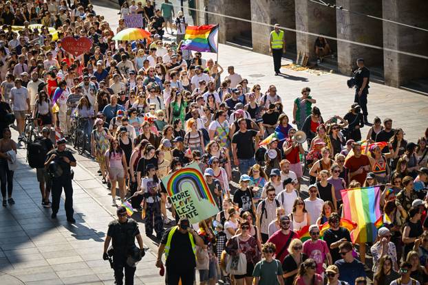 Zagreb: 24. Povorka ponosa LBGTIQ zajednica "Puna usta ponosa" prolazi centrom grada