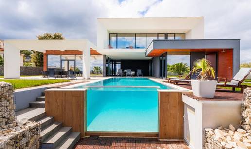 FOTO Vila na jugu Istre s infinity bazenom i pogledom na otoke osvojit &cacute;e vas na prvi pogled