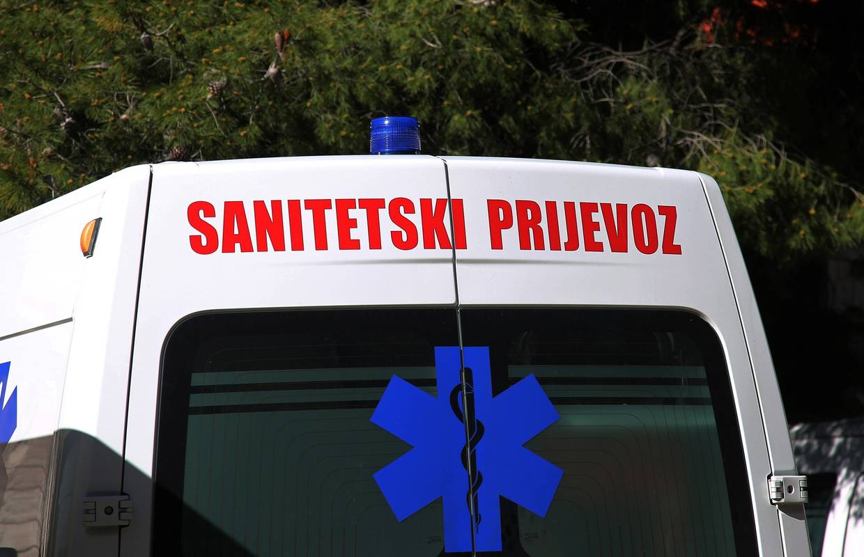 Vozaču saniteta i sestri u Rijeci je pao pacijent. Udario je glavom i umro. Nisu to prijavili policiji