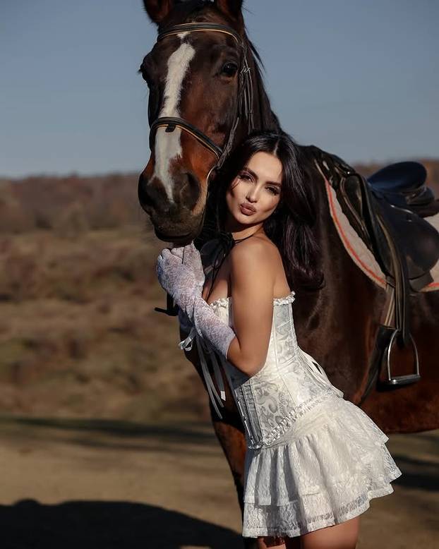 FOTO Svi luduju za njom... Ova mlada Moldavka itekako zna naglasiti svoje atribute