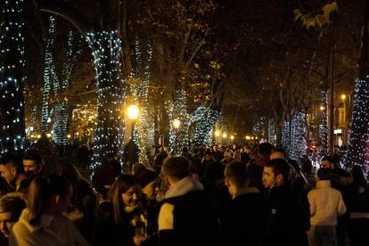 Paljenjem lampica na Zrinjevcu započeo Advent u Zagrebu