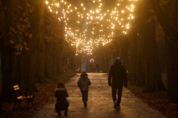 Adventiranje u Osijeku uz šetnju gradom pod blagdanskim svjetlima