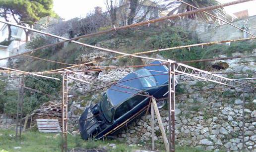 Vlasnik BMW-a zaboravio dići ručnu, auto pao u vrt