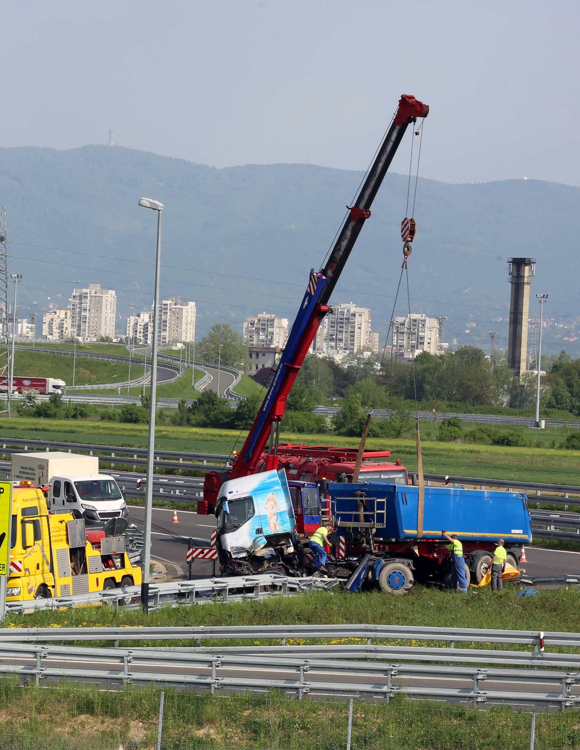 Nesreća kod čvora Veliko Polje: Sudarila se dva tegljača i auto