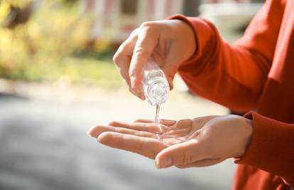 Na ulazu u trgovinu umjesto dezinficijensa dijelili ljepilo