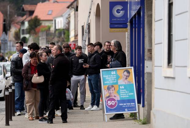 Samobor: Ljudi čekaju u redu ispred Ghetaldusa za karte za Thompsonov koncert