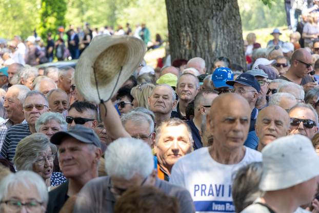 Osijek. Podjela graha na lijevoj obali Drave na Praznik rada
