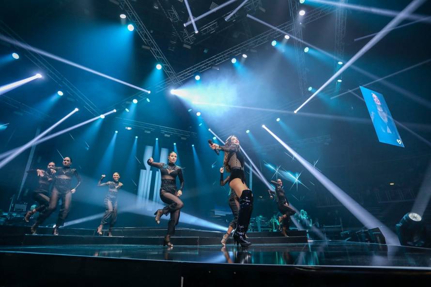 Severina s publikom molila u glas 'Oče naš' i 'Zdravo Marijo'