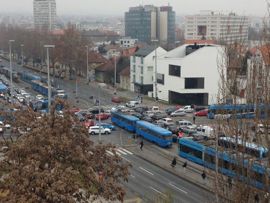Zagreb je u prometnoj blokadi: Velike gužve, sudari, prijetnje...