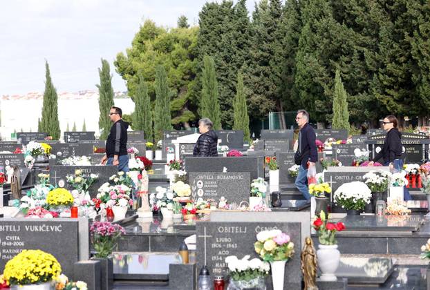 Šibenik: Na blagdan Svih svetih gra?ani posje?uju grobove svojih najmilijih