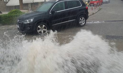 Opet jaka ki&scaron;a u Dubrovniku, voda izbijala poklopce &scaron;ahtova
