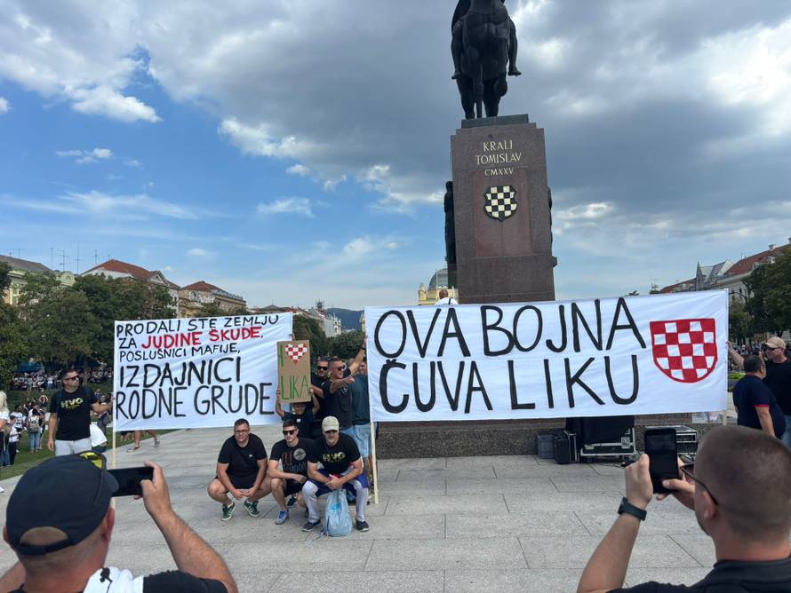 Ličani ispratili buseve koji voze u Zagreb na prosvjed bakljadom