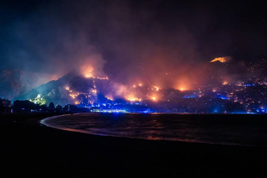 Omiš:  Pogled na Omiš sa ušća Cetine. 